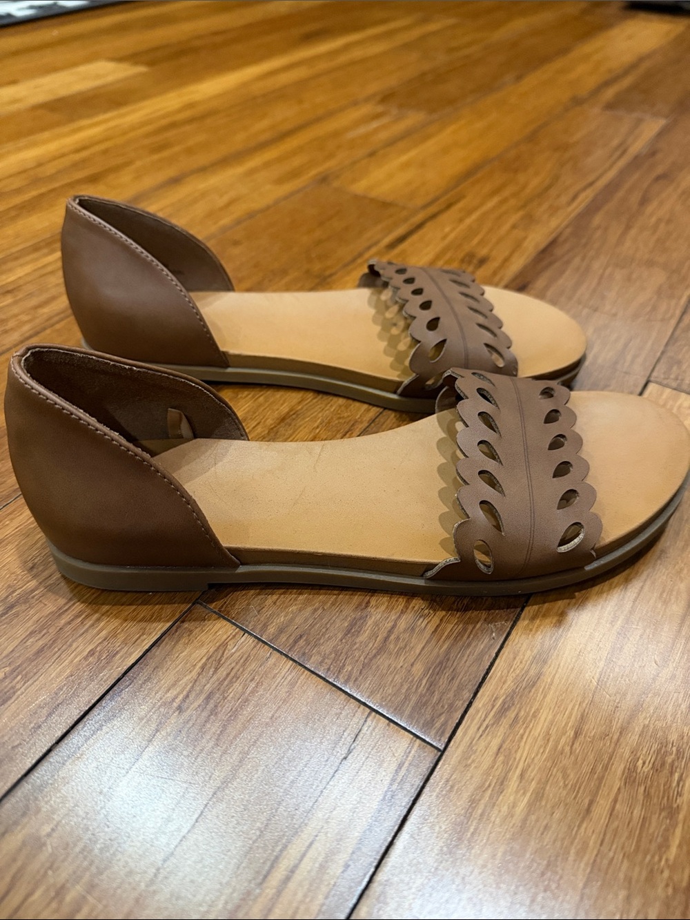 Andiamo Scalloped Cutout Brown Sandals 7 US